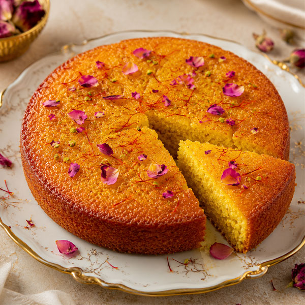 طرز تهیه کیک زعفران و گلاب؛ یک عصرانه نوستالژیک و خوش‌عطر