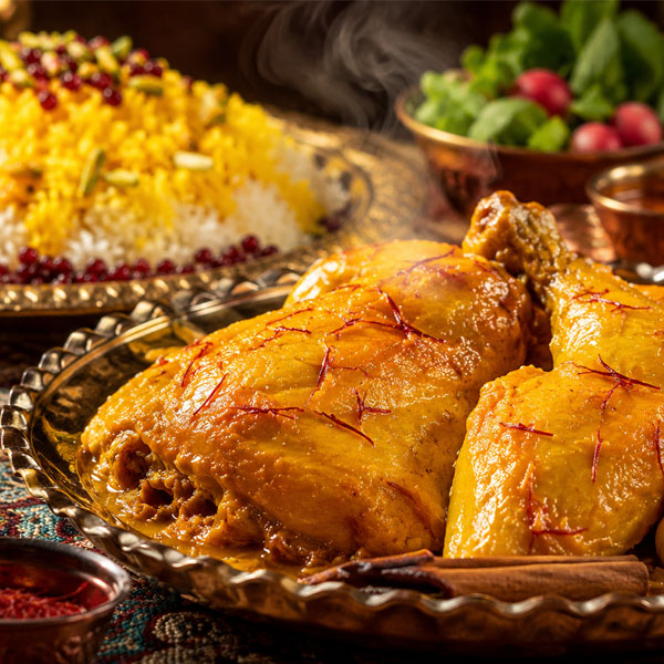 راز خوشرنگ شدن و عطر بی‌نظیر مرغ زعفرانی رستورانی